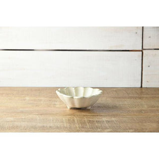 Kaneko Kohyo Side Dish Bowl White Rinka Series handmade porcelain with scalloped edges on wood table
