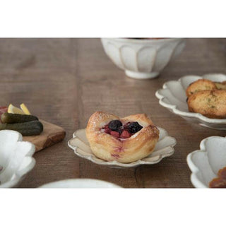 Kaneko Kohyo Main Plate White Rinka Series holding fruit pastry with scalloped edges porcelain surface