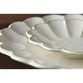 Kaneko Kohyo - Main Plate - White - Rinka Series with scalloped edges and textured porcelain finish