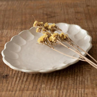 Kaneko Kohyo - Main Plate - White - Rinka Series with scalloped edges and dried flowers on wood