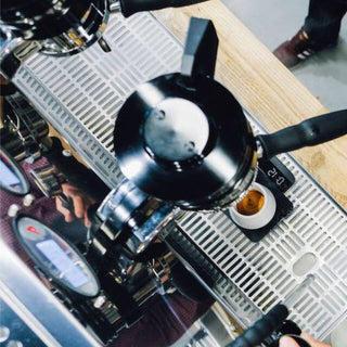 ACAIA Lunar Portafilter Weighing Plate in black supporting portafilter during espresso extraction on machine
