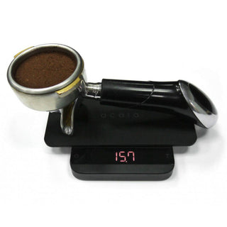 ACAIA Lunar Portafilter Weighing Plate in black aluminium with portafilter and digital scale display