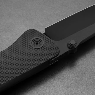 James The Barnes Knife close-up of textured black titanium handle and sharp Böhler M390 blade edge