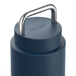 FELLOW Fellow Carter Carry Tumbler (32oz/946ml) navy blue tumbler with stainless steel handle and smooth lid surface