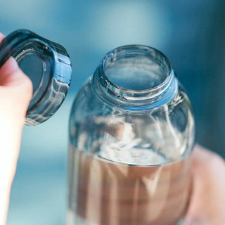 KINTO WATER Bottle 950ml in clear copolyester showing wide mouth and screw-on lid being removed